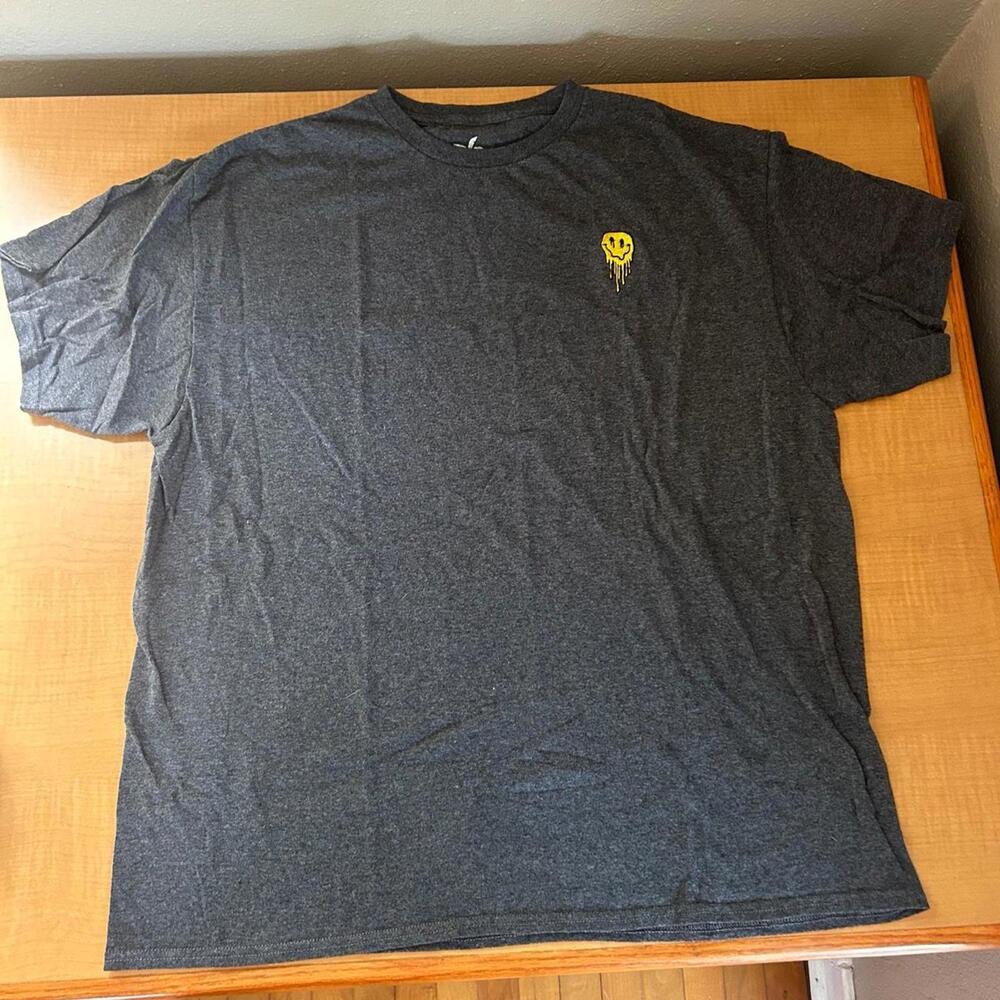 Vibe Men's Grey and Navy Tshirt